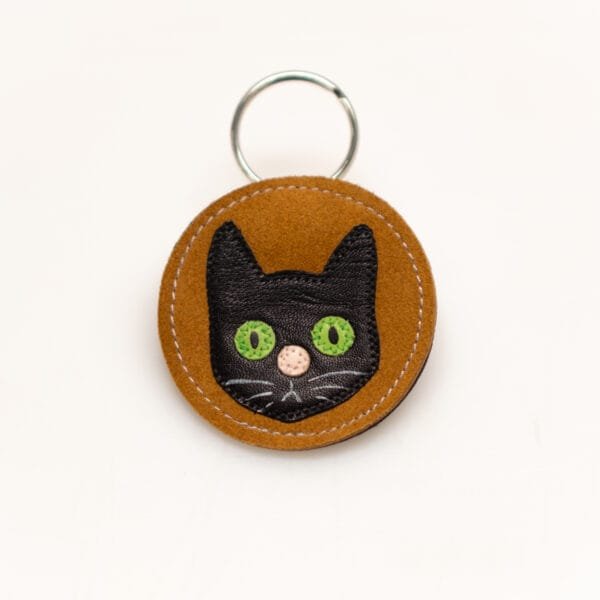Portachiavi gatto nero sfondo marrone